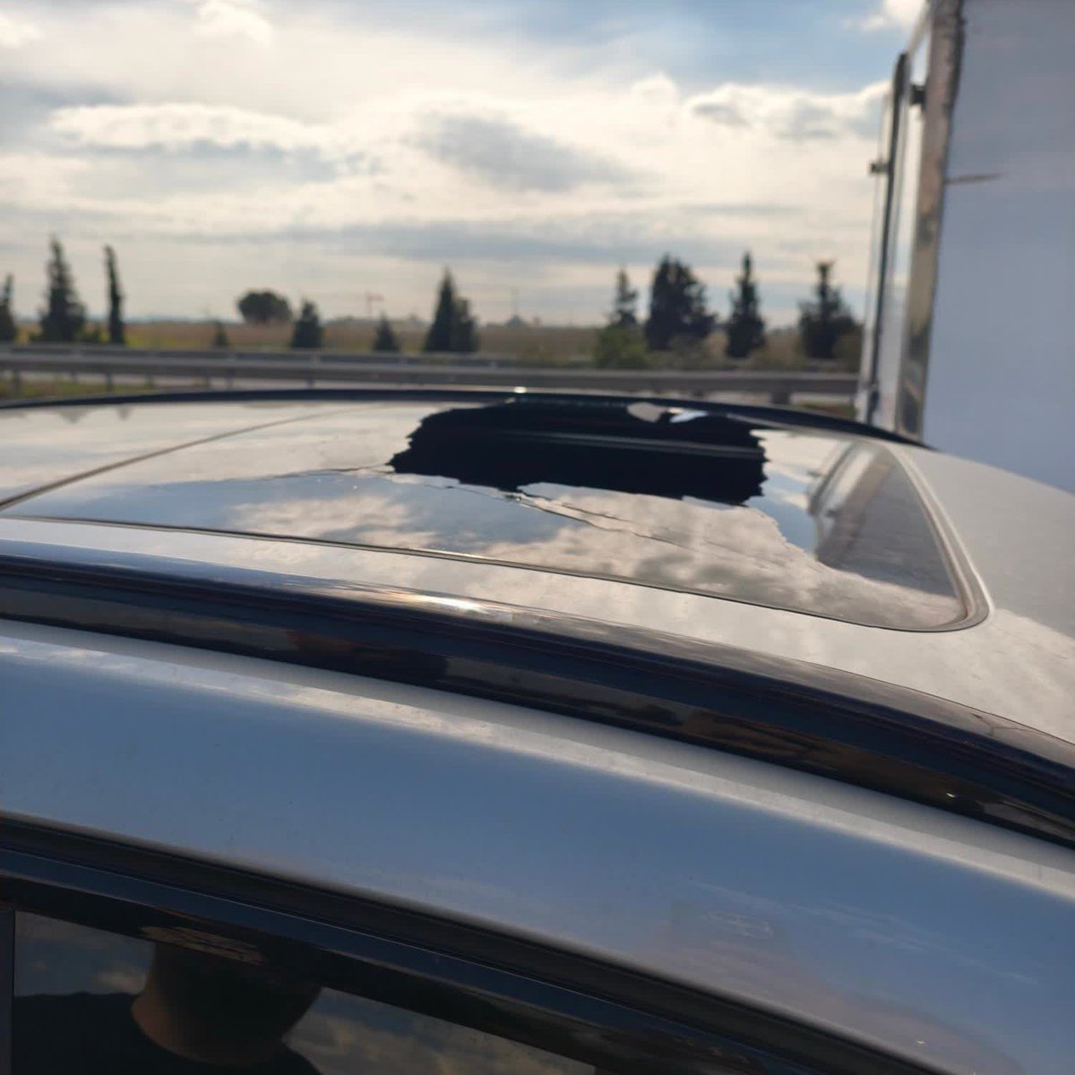 Daha önce BYD'de sunroof patlamasını paylaşmıştım ama aynı durumu BMW'de görmek çok garip. İşte o skandal olay:

''Aralık 2025’te satın aldığım BMW X1 aracımla seyir halindeyken sunroof aniden patladı ve camlar üzerimize saçıldı. O an büyük bir şok yaşadık, her yerimiz cam kırığı