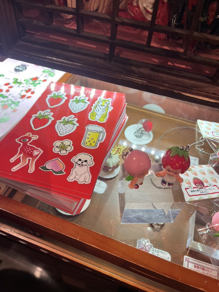 jili0610's tweet photo. 赤レンガといえば秘密の苺MICO Eさん！可愛くて迷っちゃうキューピーは1210円ならなんでもOK🍓今日から開始だけど朝ステッカー届いてなくて恐る恐る声掛けてたらしい笑優しくて愛らしい店員さんたちと楽しく会話してユノ日産衣装(なんちゃって)お迎え♡ビギアゲもあるよ！ #東方神起 #REDOCEAN https://t.co/yKvdwlZ96V