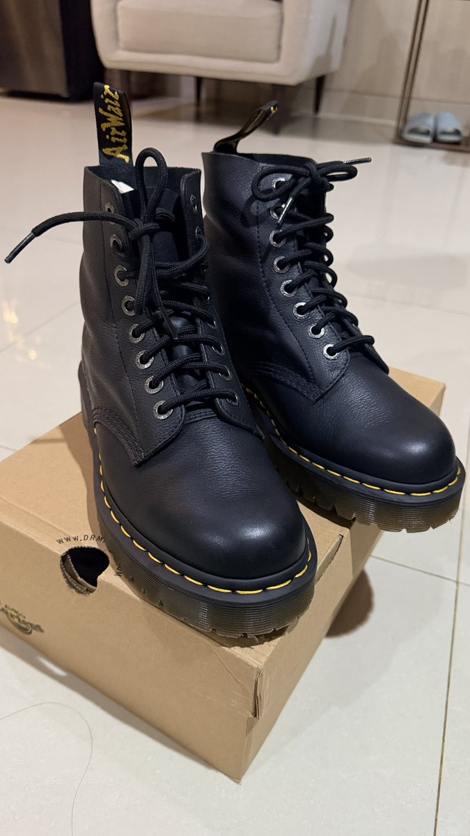 kamilalaana's tweet image. hii guyss aku wts docmartt (based Bintaro)
pre lovedd dr.Martens
Seri : 1460 pascal bex
Color : black
Size : 40-41
Price : 2.500.000 (nego)
Perfect condition-belum dipakai

#wts #sepatu #preloved #drMartens #Docmart
