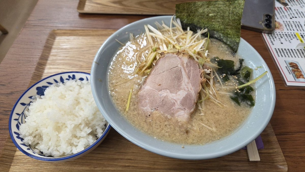 foom1678's tweet photo. メガドンキ浦和原山店のラーメンショップのネギラーメン🍜と半ライス🍚
ちょっと背脂多いかな？ https://t.co/8DZ5R1OCFs