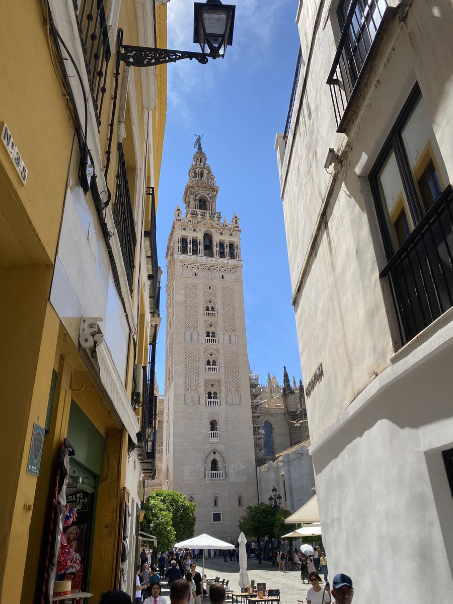 pablobare's tweet photo. 📍 “Sevilla tiene un color especiaaal” https://t.co/kcu4gVEk7U