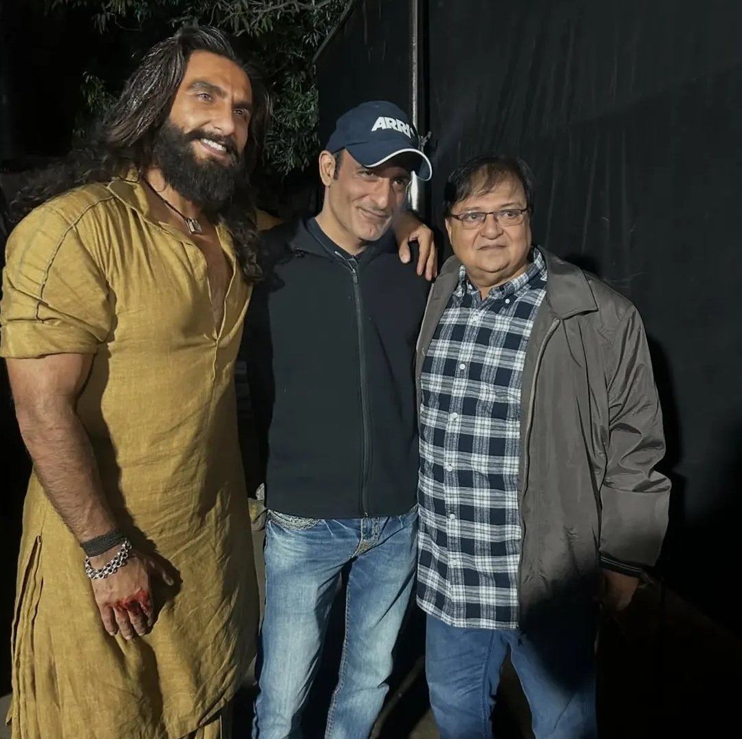 _bas_kar_pawan's tweet photo. How IPL players meet each other after match https://t.co/SVoESSnvWv