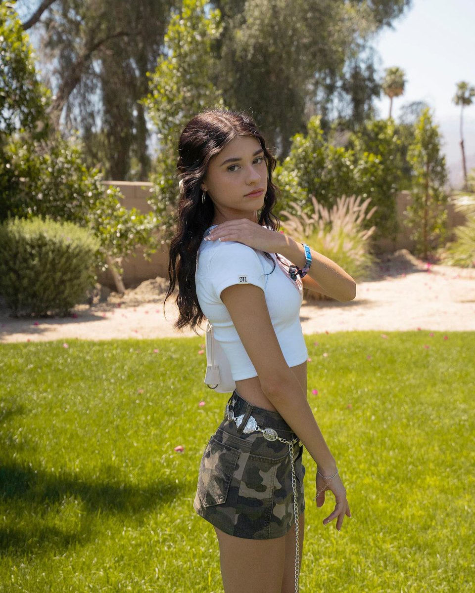 Emily Lily Bell tweet media