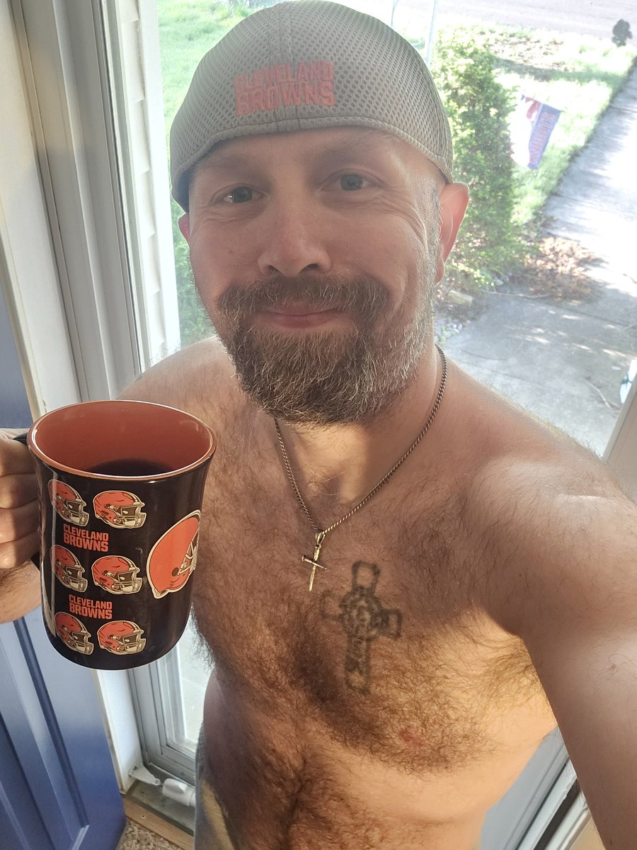 JoeAmerican6771's tweet image. My morning #elixiroflife, AKA #coffee, in my brand new @Browns mug.

Today is our faaaaaaaaavorite #workout day.....#LegDay at the gym today. I'm sooooooo looking forward to that in 2.5 hours. 🤣🤣🤣

#DawgPound
#Browns
#HealthyLiving 
#Exercise 
#healthylifestyle