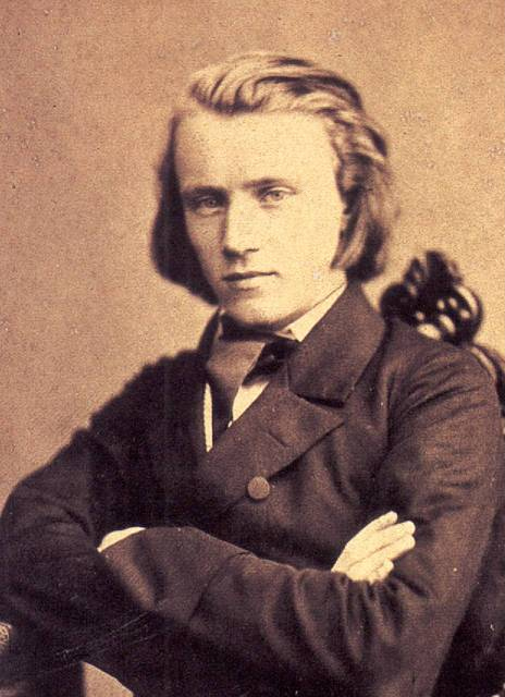 teatrolafenice's tweet photo. Oggi nascono di Brahms (Amburgo, 1833) e Čajkovskij (Votkinsk, 1840). Pur tra le critiche che spesso hanno accompagnato le loro opere, la musica di entrambi è ormai diventata imprescindibile, capace di suscitare emozioni che ci avvolgono come una seconda pelle. La loro arte è senza tempo e, oggi più che mai, appare insostituibile

#7maggio