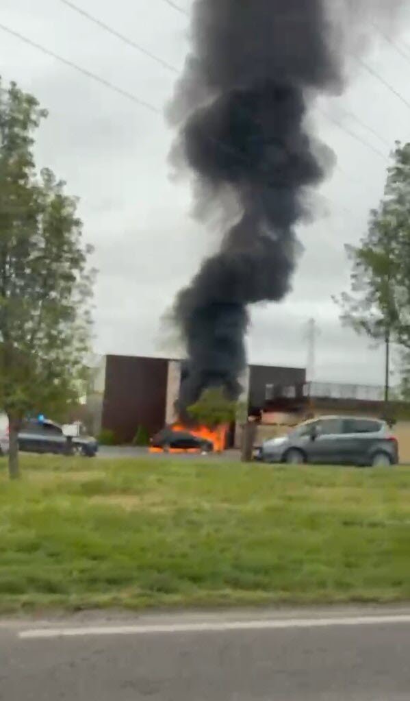 InfosFrancaises's tweet photo. LOIRE : Quatre braqueurs munis de haches ont attaqué le siège de la bijouterie Tournaire avec une voiture-bélier à Savigneux, avant de s'enfuir. Le préjudice dépasse largement le million d’euros. Les vendeurs présents sur place ne sont pas blessés mais sont très choqués. (Le Progrès / France 3)