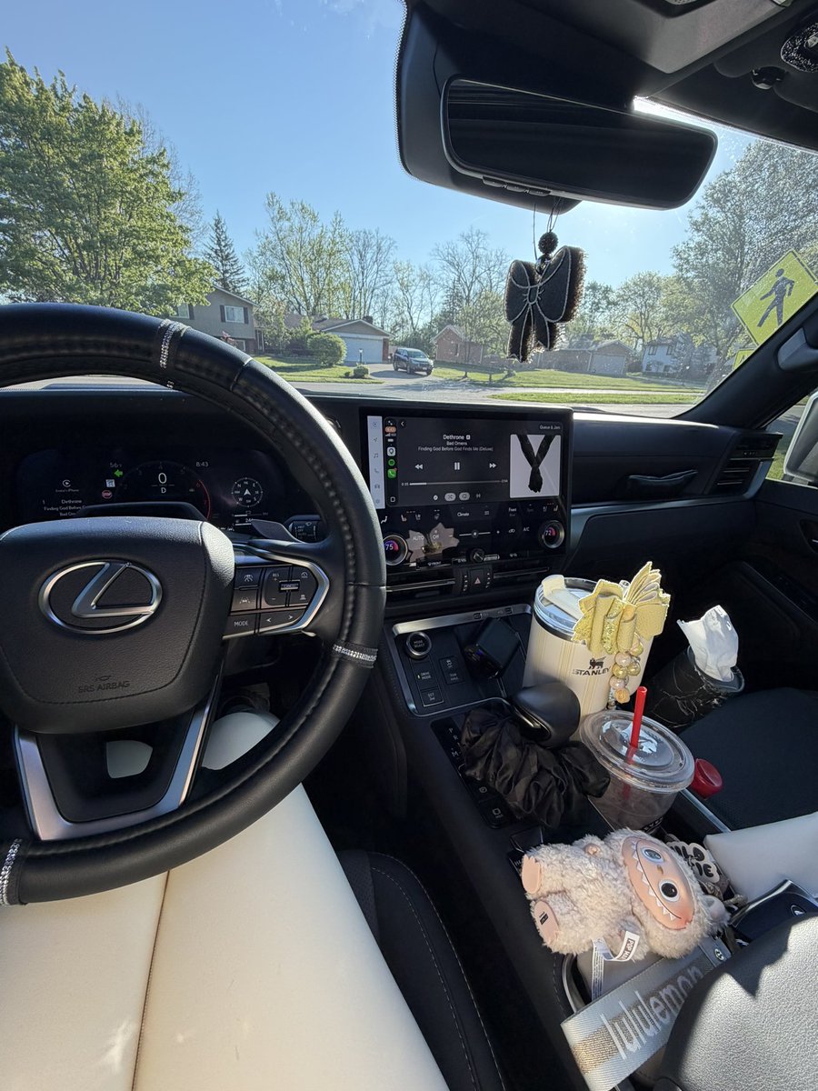 The most ambitious set, bc there’s no way it won’t be stained by noon 🤣😭 Happy Friyay 💛