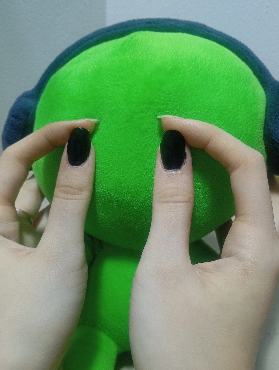 Black nails don’t really suit me, but oh well ✨
#green #alanbecker