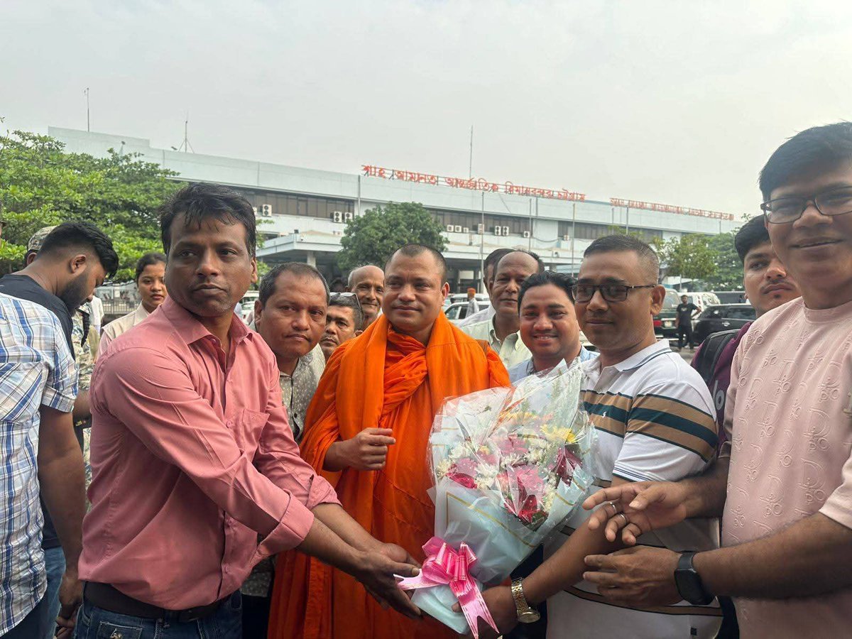 saranangkar's tweet photo. পূজনীয় ধুতাঙ্গ সাধক শরণংকর মহাথের মহোদয় দীর্ঘ বহুদিন প্রবাসে অবস্থানের পরে আজ ১৬/০৪/২০২৬ তারিখে এই শুভ দিনে তিনি বাংলাদেশে প্রত্যাবর্তন করেন। উনার এই প্রত্যাবর্তনে দেশ ও জাতি এবং শাসন সদ্ধর্মের প্রভূত কল্যাণ ও সমৃদ্ধি সাধিত হবে। https://t.co/CwDbbDV5sK