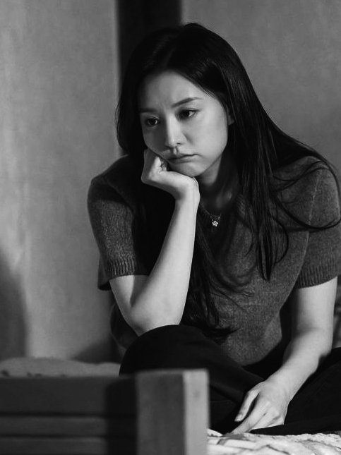 Accelerandoes's tweet photo. Baru sampai rumah disambut istri yang mukanya ditekuk begini. Katanya drama yang dia tonton sedih. Lah, lebih sedihan kita jadi WNI gak sih? https://t.co/KPFyfOyP22