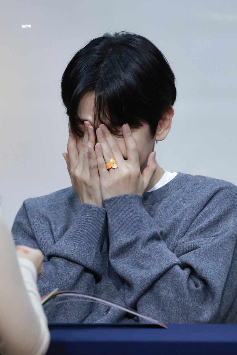왼쪽은 결혼반지고
오른쪽은 애기가 만들어준 반지라는
상상을 해버림