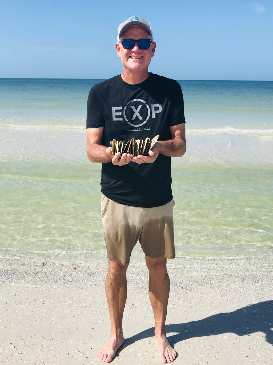 michael25961337's tweet image. Really missing my morning beach walks 🏝️ Hope everyone has a great weekend! 

#maturemen #oldermen #beach #shelling #tgif #goodvibes