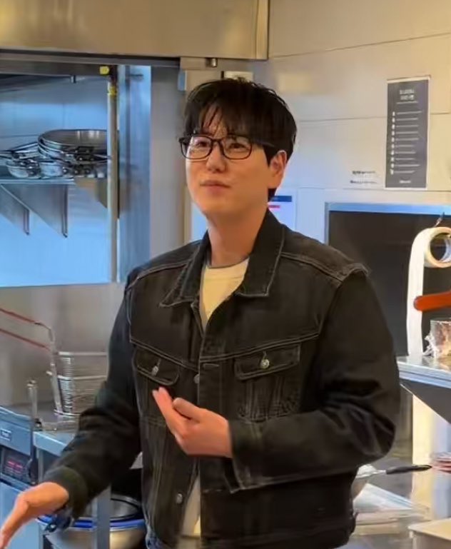 규떤 남자의 시력 교정으로 인한 좃경 찬양, 과연 정당한가? 그럼 정당하지 안 정당하냐... 남자가 지금 이렇게 생견는데