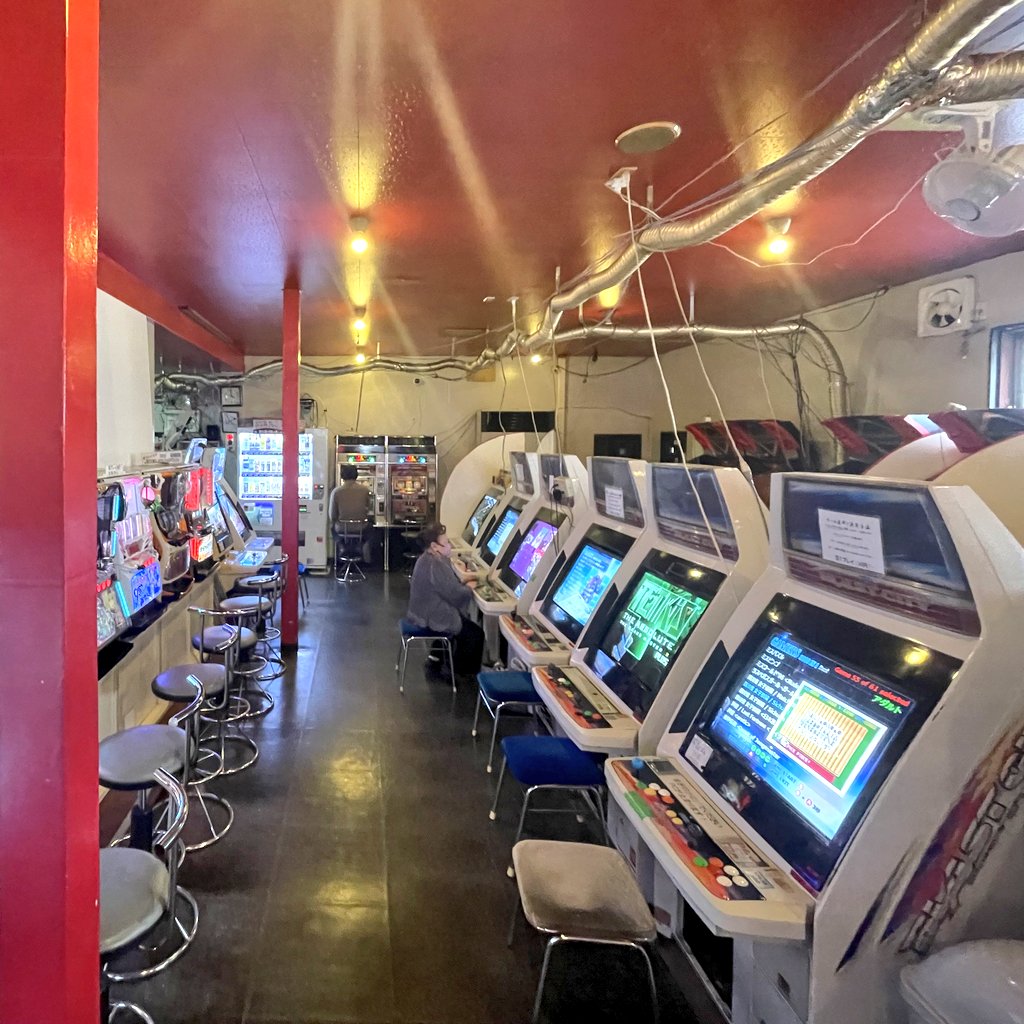 flipperarcade's tweet photo. Today we went to a really nice arcade in #Kamamoto. The owner is a cool guy, too. 

If you're ever in the area, be sure to check @info_oegc out and say hi from us Doitsujin.  😅

#ARCADE #retrogaming #retrogames https://t.co/xjmP8Ft346