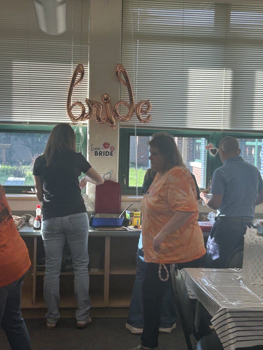 pinestreetelem's tweet photo. Celebrating the bride this morning 👰 ⁦@PalmyraSchools⁩ #thisis🌲 https://t.co/AHhOrRZwqA