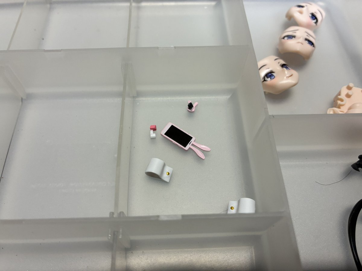 開封してみたけど、髪の毛がガッツリつや消しになってるのは珍しいかも。バニースーツの方は逆にテカテカ。
あとスマホが塗装済みなのは嬉しい。