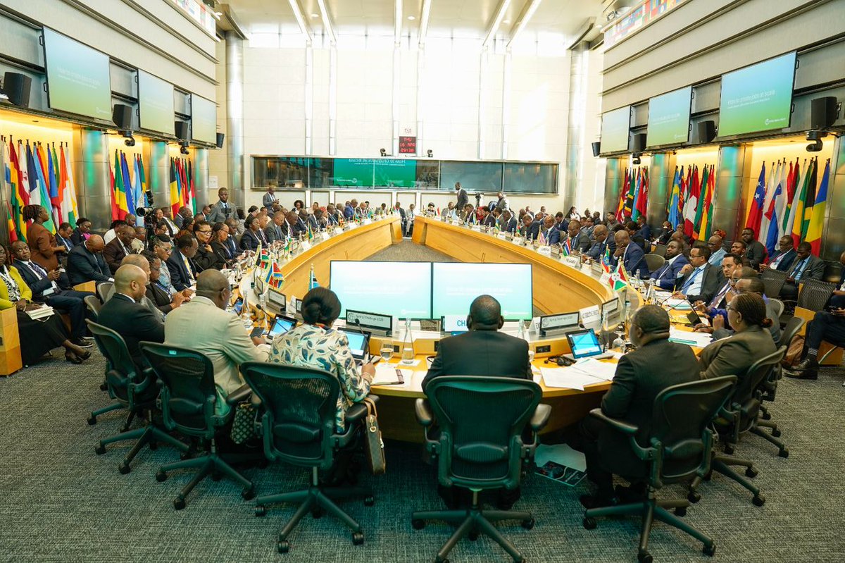 SONNALIVE's tweet image. Minister of Finance H.E. Bihi Iman Egeh addressed the World Bank Africa Group 1 plenary in Washington, prioritizing domestic revenue growth, financial reform, and absolute investment climate optimization.
#Somalia #WorldBank #EconomicGrowth #Finance #Washington #SONNA