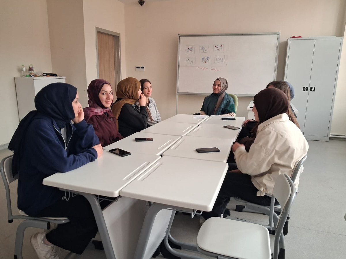 Şehit Gökhan Esen Anadolu İmam Hatip Lisesi öğrencileriyle GSB Gençlik Merkezinde liderler ve manevi danışmanların da katılımıyla kitap kritiği ile ebru etkinliği gerçekleştirildi.
#diyanetgençlik 
#gençliğedeğer