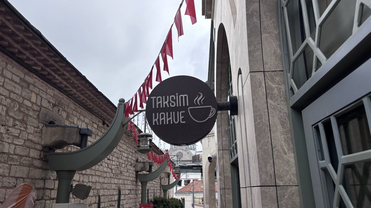 artististanbul's tweet image. #Taksim Camii, kültürümüzü şahane temsil ediyor. #Beyoğlu’nda bir #zen vahası. Sadece mimarisi değil kafe, salonlar, kitabevi ile tam bir yaşam alanı. İhtiyacın estetik içinde çözülmesi örneği. Bir de çalışanlar biraz mutlu olsaydı😎.