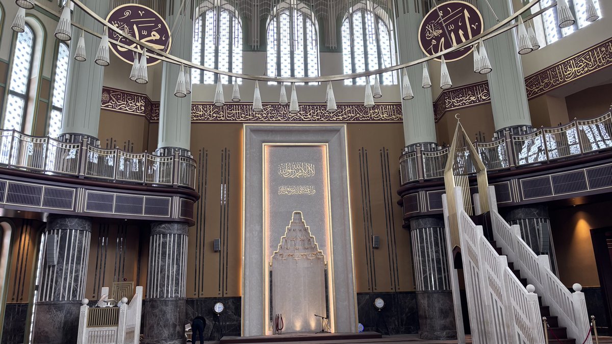 artististanbul's tweet image. #Taksim Camii, kültürümüzü şahane temsil ediyor. #Beyoğlu’nda bir #zen vahası. Sadece mimarisi değil kafe, salonlar, kitabevi ile tam bir yaşam alanı. İhtiyacın estetik içinde çözülmesi örneği. Bir de çalışanlar biraz mutlu olsaydı😎.