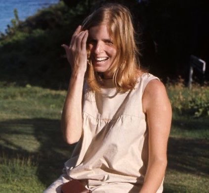 mccartneygf_'s tweet photo. also just want to take a pause to remember linda, who passed away on this day in 1998. the most beautiful woman, a talented photographer, an animal rights activist, and a wonderful musician. this woman will endlessly inspire me, despite her not being around. her spirit is ♡ https://t.co/9nHaYBtqL8