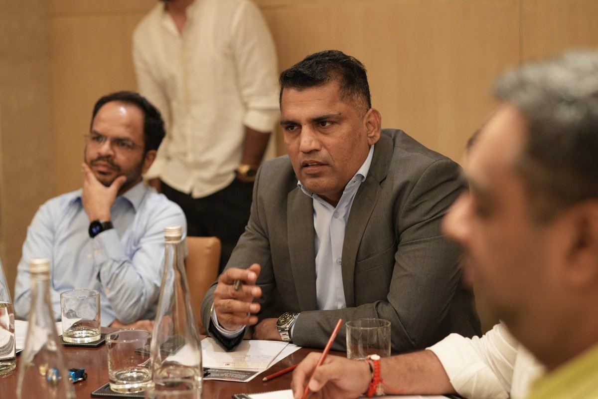 Yugabyte's tweet image. A clear shift is underway: legacy architectures are being stretched, and there is growing demand for #resilient, #activeactive data platforms like #YugabyteDB that can #scale without compromising availability.🤔

We were pleased to host senior technology leaders from leading