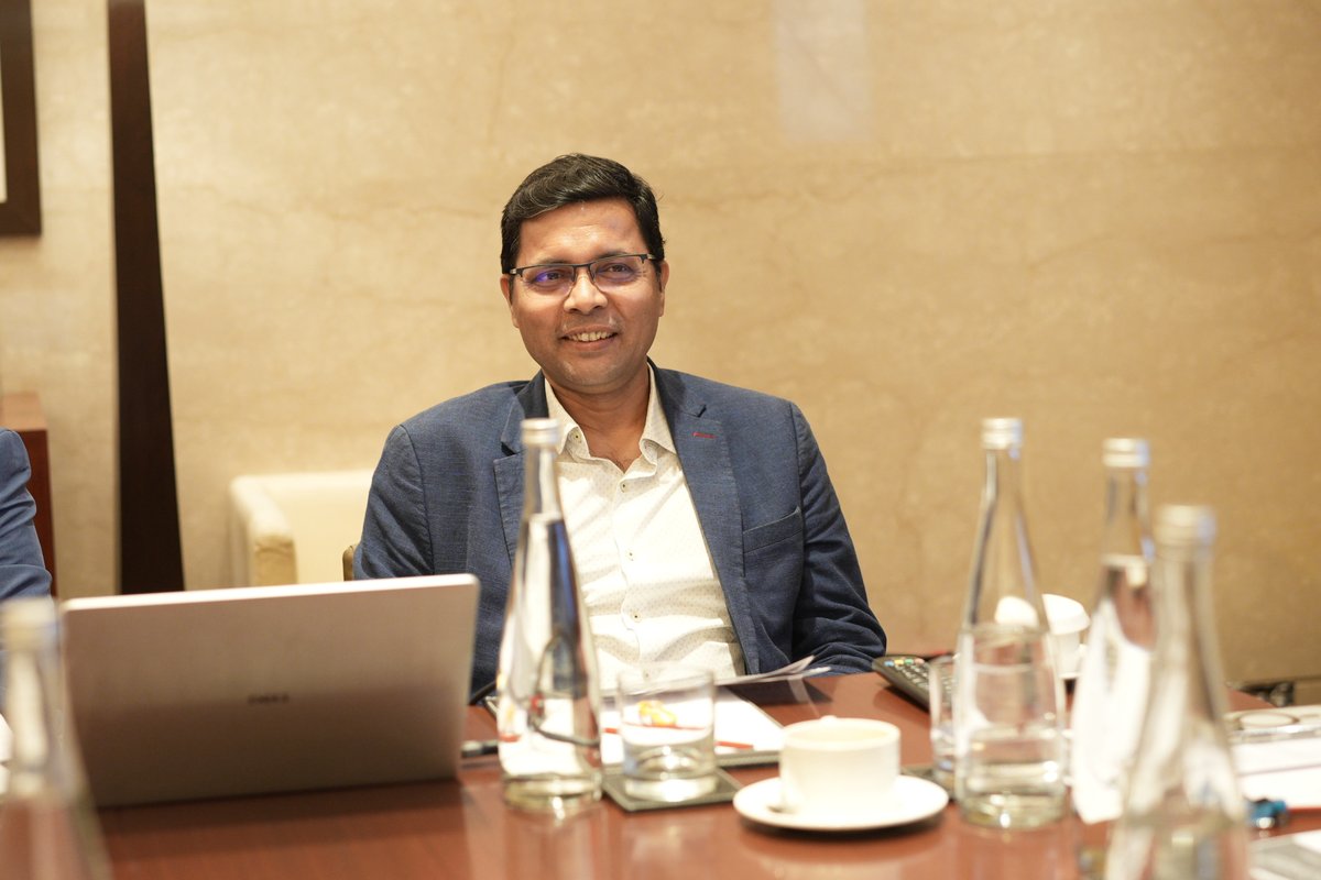 Yugabyte's tweet image. A clear shift is underway: legacy architectures are being stretched, and there is growing demand for #resilient, #activeactive data platforms like #YugabyteDB that can #scale without compromising availability.🤔

We were pleased to host senior technology leaders from leading