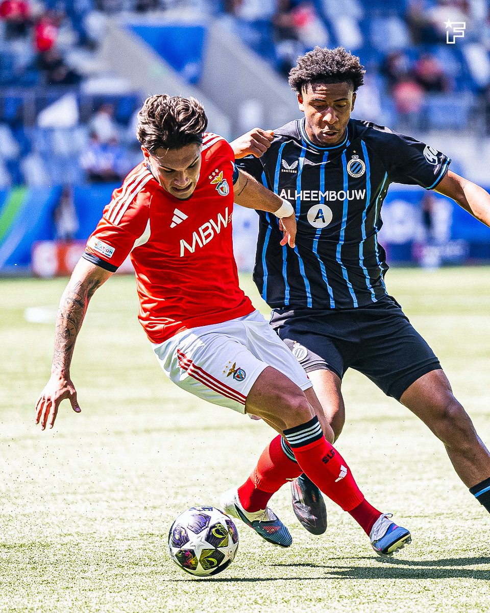 footmercato's tweet photo. 45' ⏯️ C'est la mi-temps au Stade de la Tuilière à Lausanne entre le Benfica et Bruges !  

Malgré un très bon début de match du Benfica, Bruges mène au score (1-0) grâce à un pénalty transformé en deux temps par Laurens Goemaere peu après la demi-heure de jeu. Ce qui a permis aux Belges de reprendre le dessus mentalement et tactiquement sur ce match ! 👀

#SLBBRU #UYL