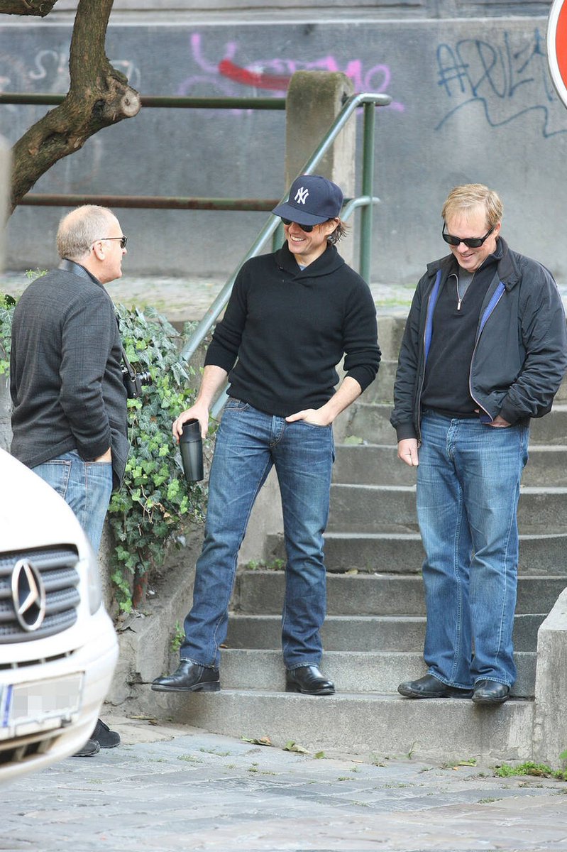 kiwirazzi's tweet image. Due to popular demand and because the threads about his annoying little habits are so well loved on here – here's one of #TomCruise standing or sitting with his hand/s and/or finger/s in his pocket/s.
Brace yourselves, fam, it's gonna get WILD.