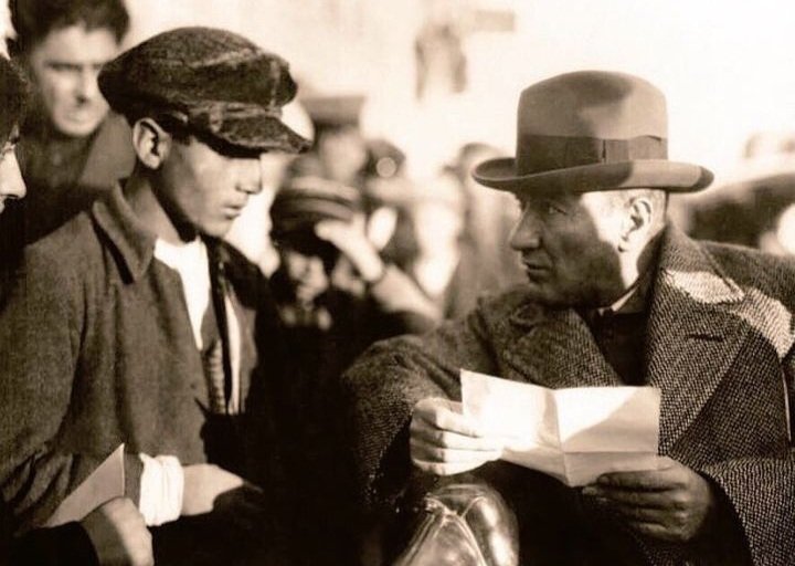 Türk çocukları biliyor ve bilmelidir ki onlar 400 çadırlı bir aşiretten değil on binlerce yıllık medeni bir ırktan gelen yüksek kabiliyetli bir millettir / Gazi Mustafa Kemal Atatürk