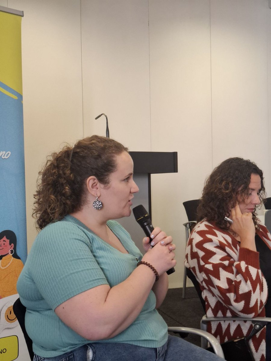 9alex6's tweet photo. Hoy hemos pasado a la acción #ContraElOdioCotidiano en el Foro de #COCO🎉

Un espacio en el que hemos pasado el 🎙️al estudiantado que tanto trabajo ha hecho rompiendo #Estereotipos y #Prejuicios junto a auténticas expertas activistas de #ViolenciaDeGénero e #Islamofobia https://t.co/peEurYrZmL