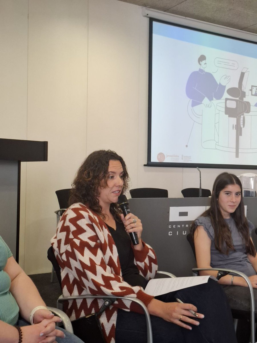 9alex6's tweet photo. Hoy hemos pasado a la acción #ContraElOdioCotidiano en el Foro de #COCO🎉

Un espacio en el que hemos pasado el 🎙️al estudiantado que tanto trabajo ha hecho rompiendo #Estereotipos y #Prejuicios junto a auténticas expertas activistas de #ViolenciaDeGénero e #Islamofobia https://t.co/peEurYrZmL