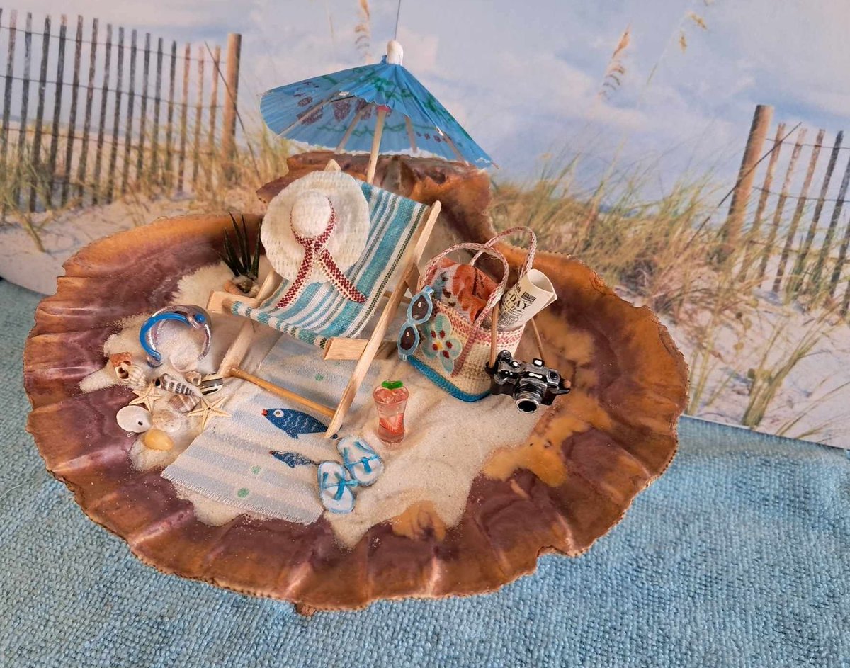 BevCross1's tweet image. Built inside a 5" Bear Paw shell—from bits of paper, gauze, fabric, stir sticks and a drink umbrella.  The penny's for scale (those flip-flops were ridiculously tiny to construct). Had a baggy of sand sent to me from Marco Island for this. 
Staged and photographed. #BeachDay 🌴