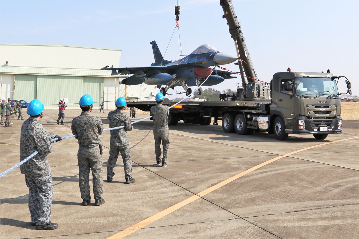 jasdf_hyakuri's tweet image. #百里基地 に新しく１００ｔクレーンと航空機収容トレーラが配備され、新しい機材を使用した航空機吊り上げ訓練を行いました。かく座した #Ｆ２ を移動させる想定で訓練を行い、場内救難対処態勢を向上させました。Ｆ２をトレーラに載せるってかなり難しいんですよ😱