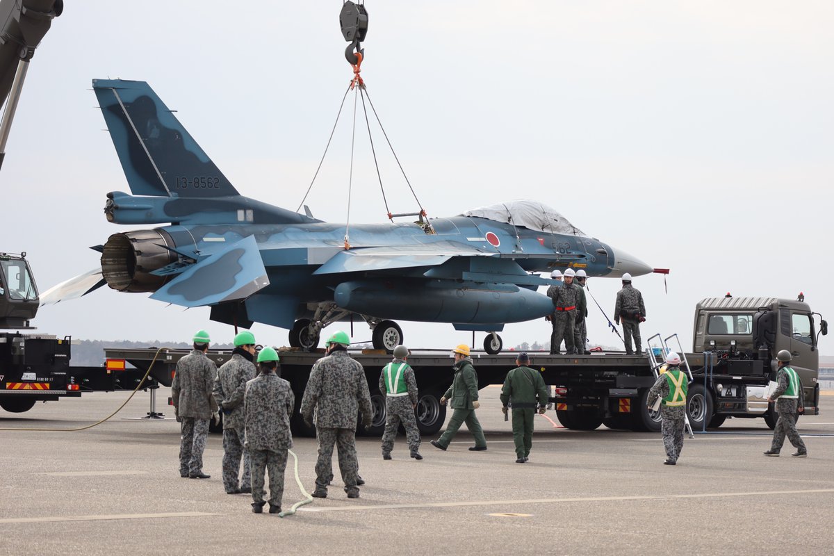 jasdf_hyakuri's tweet image. #百里基地 に新しく１００ｔクレーンと航空機収容トレーラが配備され、新しい機材を使用した航空機吊り上げ訓練を行いました。かく座した #Ｆ２ を移動させる想定で訓練を行い、場内救難対処態勢を向上させました。Ｆ２をトレーラに載せるってかなり難しいんですよ😱