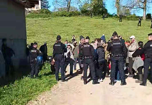 de_koeur's tweet photo. La Matinale 17/04 : DIRECT : en Ariège, ils tirent au fusil sur les vach... https://t.co/MIIwHw04PZ via @YouTube https://t.co/OqkOxYixkR
