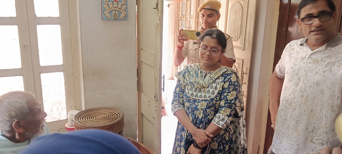 DM_PurbaBurdwan's tweet photo. DM &amp; DEO Purba Bardhaman Madam overseeing the Home Voting process  in 260 Bardhaman Dakshin AC.
#WBLA2026
#CEOWestBengal
#homevoting https://t.co/sIvMlHXLX6