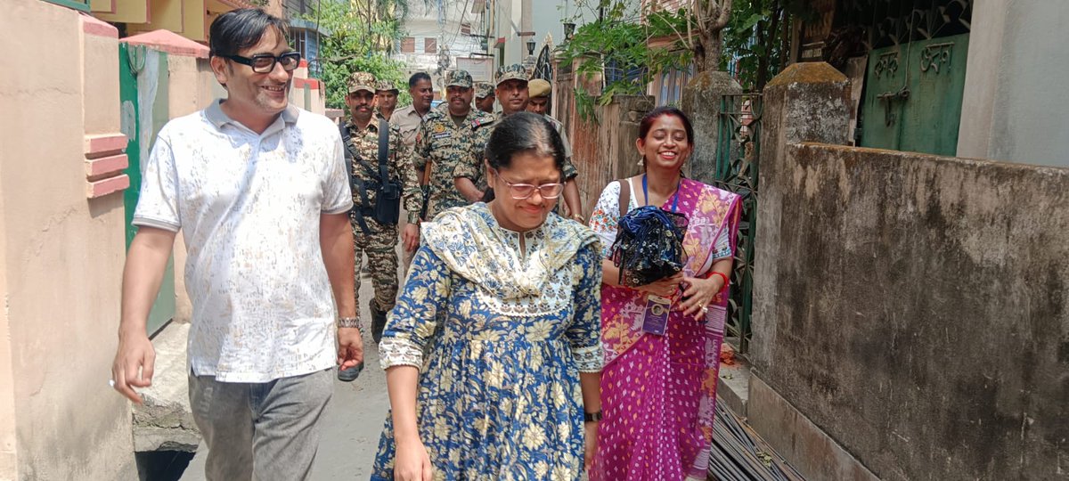 DM_PurbaBurdwan's tweet photo. DM &amp; DEO Purba Bardhaman Madam overseeing the Home Voting process  in 260 Bardhaman Dakshin AC.
#WBLA2026
#CEOWestBengal
#homevoting https://t.co/sIvMlHXLX6