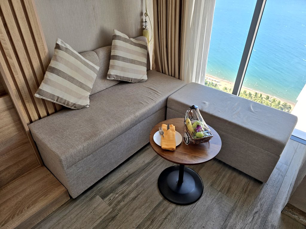 nonstopeurotrip's tweet image. I've been in #Vietnam for the past 2 weeks, catching up on work and relaxing a bit and my god, the quality of hotels vs value for money is ridiculous! This is the ⭐️⭐️⭐️⭐️⭐️ Emerald Bay in #NhaTrang which cost just €30 per night for a sea view balcony room 🤯 #NonstopEurotrip