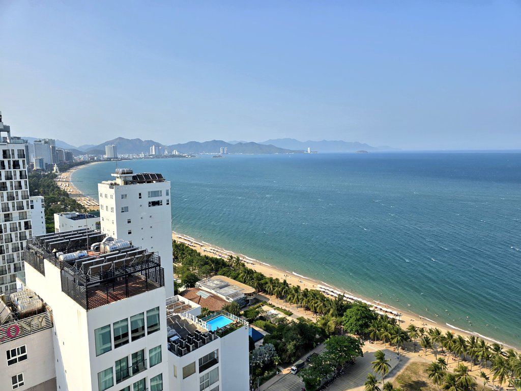 nonstopeurotrip's tweet image. I've been in #Vietnam for the past 2 weeks, catching up on work and relaxing a bit and my god, the quality of hotels vs value for money is ridiculous! This is the ⭐️⭐️⭐️⭐️⭐️ Emerald Bay in #NhaTrang which cost just €30 per night for a sea view balcony room 🤯 #NonstopEurotrip