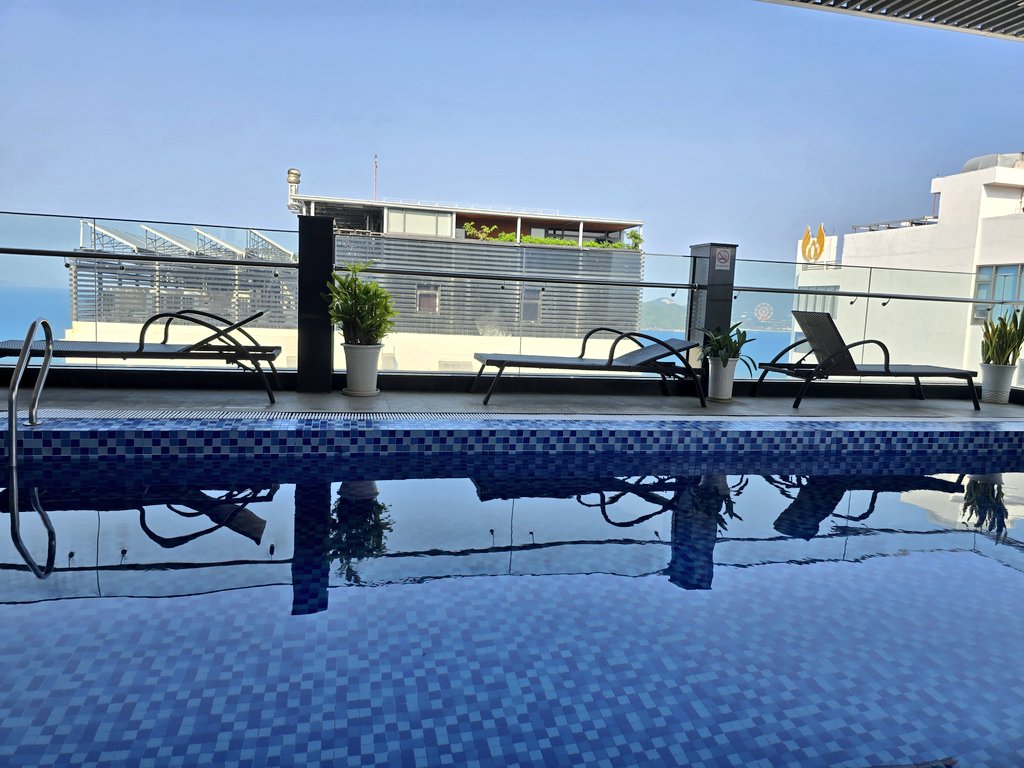 nonstopeurotrip's tweet image. I've been in #Vietnam for the past 2 weeks, catching up on work and relaxing a bit and my god, the quality of hotels vs value for money is ridiculous! This is the ⭐️⭐️⭐️⭐️⭐️ Emerald Bay in #NhaTrang which cost just €30 per night for a sea view balcony room 🤯 #NonstopEurotrip