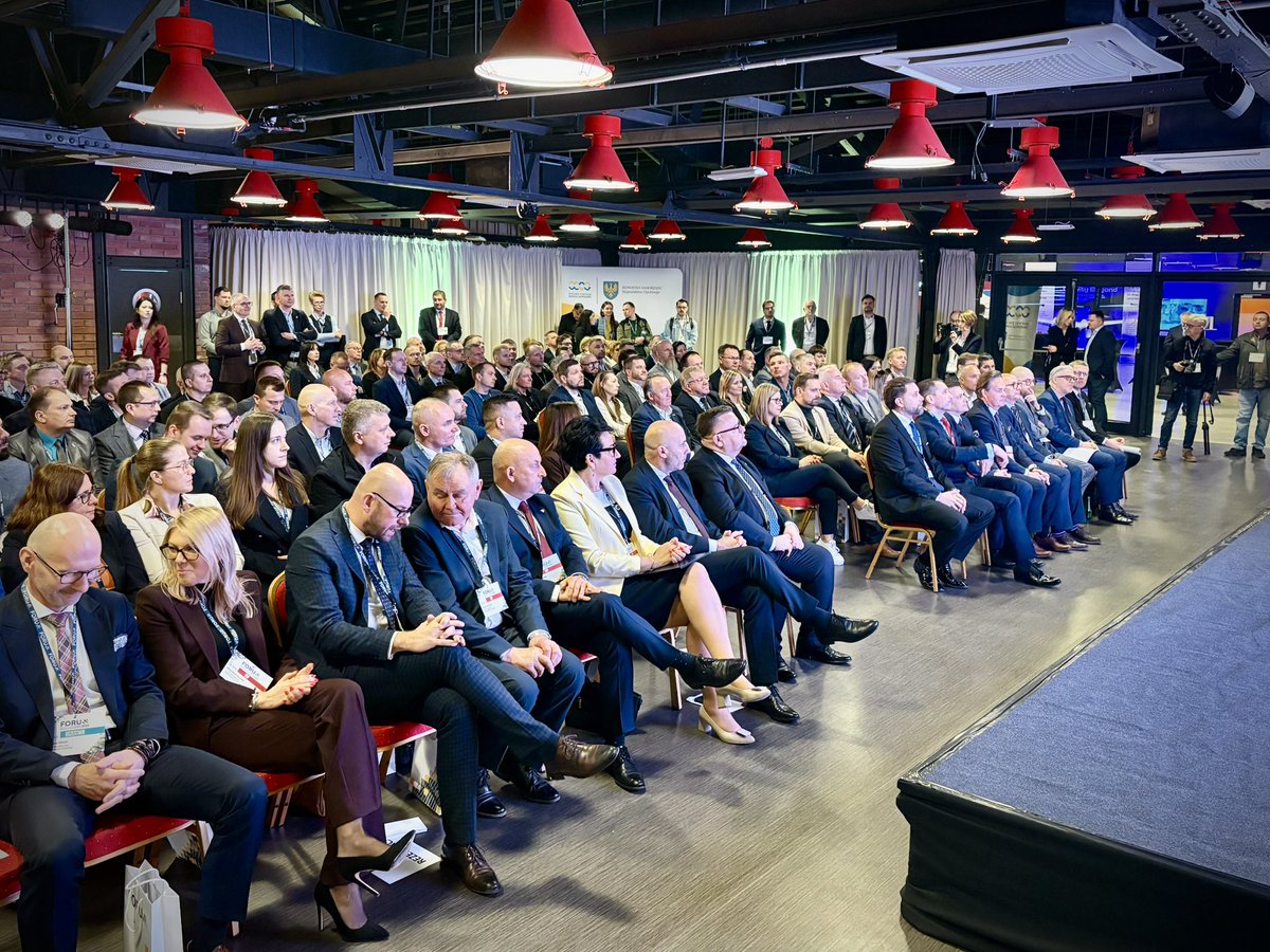PGZ_pl's tweet photo. Zaczynamy! 🚀🚀🚀 Startuje pierwsze Regionalne #ForumPPZ 🚀
🤝 Jest z nami ponad 2️⃣0️⃣0️⃣ przedstawicieli firm produkcyjnych, technologicznych oraz podmiotów z sektora MŚP, które chcą rozwijać współpracę z przemysłem obronnym.
Wspólnie produkujemy polskie bezpieczeństwo 💪🇵🇱
•••
🇵🇱 Patronat honorowy nad wydarzeniem objął Wicepremier, Minister @MON_GOV_PL Władysław @KosiniakKamysz.
📍 Wydarzenie wpisuje się w koncepcję #LocalContent realizowaną pod auspicjami @MAPGOVPL.