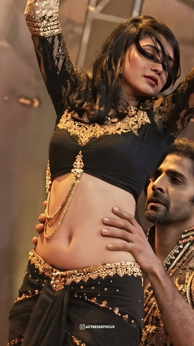 TActress9689's tweet photo. That waist… that rhythm… that glow ✨
Every move tells a story, but the belly steals the spotlight 💫
Not just dance… it’s a vibe you can’t look away from 🔥
#MrunalThakur #MrunalMagic #MrunalGlow @anjanasammu @ActresshubLhf https://t.co/RApIkjCYpH