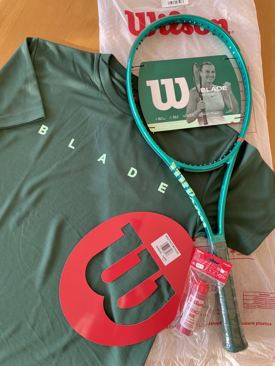 was_haneda's tweet photo. 「BLADE 98 V10」
「BLADE V10 Tシャツ」
ステンシル&amp;ステンシルインク

BLADE V10 の鮮やかなグリーンたまりません！
テンションが上がります⤴️

アメアスポーツジャパン（株）様、いつもありがとうございます♪

#BLADEV10 #ウイルソン #wilson #テニスラケット https://t.co/vL2Cz314zp