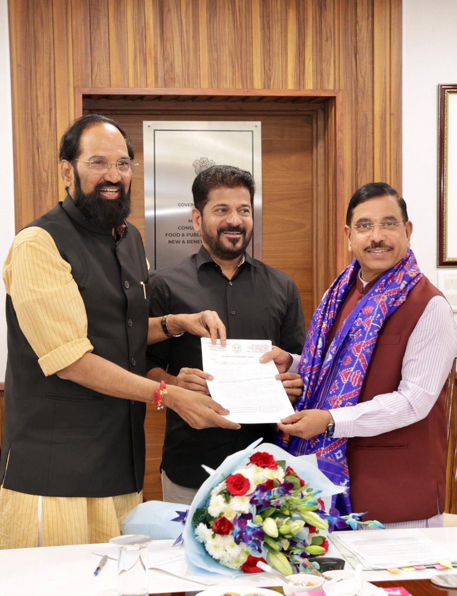 revanth_anumula's tweet photo. కేంద్ర మంత్రి శ్రీ ప్ర‌హ్లాద్ జోషితో తెలంగాణ రాష్ట్ర పౌర సరఫరాల శాఖ మంత్రి శ్రీ ఉత్తమ్ కుమార్ రెడ్డితో కలిసి భేటీ అయ్యాను. 

యాసంగి పంట‌కు సంబంధించి తెలంగాణ నుంచి 30 ల‌క్షల మెట్రిక్ ట‌న్నుల (ఎల్ఎంటీ) బాయిల్డ్ రైస్ సేక‌రించాల‌ని విజ్ఞప్తి చేశాం. దేశవ్యాప్తంగా బాయిల్డ్ రైస్‌కు భారీ డిమాండ్ ఉన్నందున స‌ర‌ఫ‌రా పెంచాల‌ని ఇటీవ‌ల కేంద్ర‌ ఆహార, ప్రజా పంపిణీ విభాగం అధికారులు సూచించిన విష‌యాన్ని కేంద్ర మంత్రికి గుర్తు చేశాము. 

బాయిల్డ్ రైస్ స‌ర‌ఫ‌రాకు సంబంధించి మా ప్రతిపాదనకు కేంద్ర మంత్రి జోషి సూత్ర‌ప్రాయంగా ఆమోదం తెలిపారు.

2014-15 వ‌ర్షాకాలం పంట అద‌న‌పు లెవీ సేక‌ర‌ణ‌కు సంబంధించిన రూ.1,468.94 కోట్ల బ‌కాయిల‌ను వెంట‌నే విడుద‌ల చేయాల‌ని  కేంద్ర మంత్రిని కోరాము.

పిల్లల్లో ర‌క్తహీన‌త‌, పోష‌క లోపాల‌ నివార‌ణ‌ కోసం పోష‌కాహార బియ్యాన్ని (FRK) పాఠ‌శాల‌లు, వ‌స‌తిగృహాలు, ఐసీడీఎస్‌ల ప‌రిధిలో పంపిణీ చేసేవార‌ని... ఇటీవ‌ల దానిని నిలిపివేసినందున వెంట‌నే పునః ప్రారంభించాల‌ని విజ్ఞప్తి చేశాము.

#Telangana
#PrahladJoshi
#CivilSupplies #FarmersWelfare
#FoodSecurity
#RiceProcurement