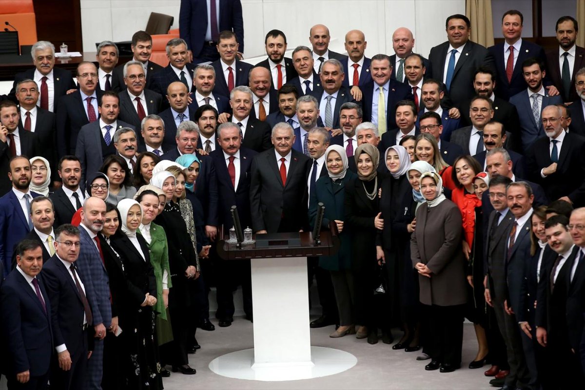 muhalifmd's tweet photo. Türkiye’de milletvekillerinin hakları:
▪️ Aylık Maaş ≈ 273.000 TL
▪️ Yolluk (maaşın %50’si) ≈ 136.500 TL
▪️Emekli milletvekili aylığı ≈ 177.000 – 180.000 TL
▪️Eğer emekli aktif çalışan vekil ise çift maaş ≈ 453.000 TL
▪️Ölüm yardımı ≈ 3.3 – 3.5 milyon TL (tek seferlik)
▪️Eş için dul aylığı (%50) ≈ 88.500 – 90.000 TL / ay
▪️Çocuk için yetim aylığı (%50) ≈ 88.500 – 90.000 TL / ay
▪️Diplomatik pasaport (kendisi, eşi ve çocukları)
▪️Sağlık giderlerinin karşılanması (kendisi ve bakmakla yükümlü oldukları)
▪️Ömür boyu kamu sosyal tesislerinden yararlanma
▪️Milletvekillerine 3 adet araç tahsis hakkı
▪️Trafikte geçiş üstünlüğü ve çakarlı lamba kullanma hakkı
▪️Ömür boyu trafik cezasından muaf