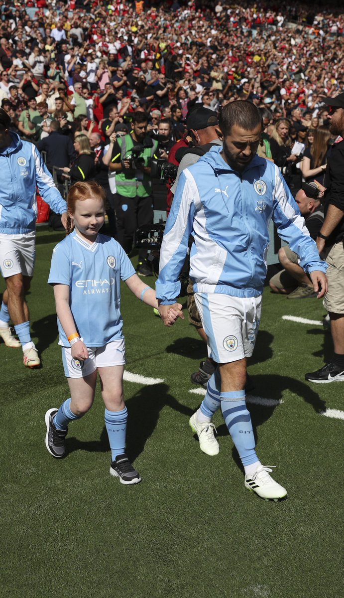 PaulaMHill's tweet photo. @BernardoCSilva @ManCity Total legend, you will be missed so much, but always remembered. So proud that my daughter got the opportunity to hold your hand and walk out onto the pitch at Wembley 🩵 https://t.co/wtwgUuwAp1