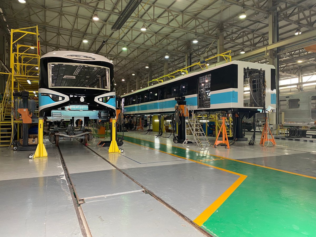 ibbhaaber's tweet image. İBB'nin yeni sipariş verdiği 144 metro aracının üretimi devam ediyor.

Yeni araçların 104 tanesi M7 Hattı'nda, 40 tanesi M12 Hattı'nda hizmet verecek. Yeni araçlarla M7 Hattı'nın kapasitesi %130 artacak.