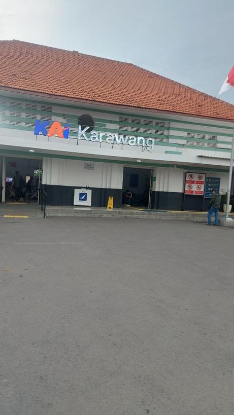 edutification's tweet photo. Rencananya mau coba naik kereta lokal dari Karawang ke Cikarang, namun berujung beli tiket KA Karawang-Jatinegara 😁

Begini kronologinya https://t.co/G2Bsyg2s4D