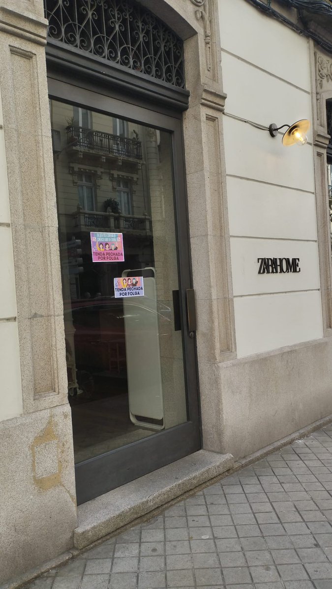 RadioCoruna's tweet image. 🛍️ La huelga de las vendedoras del textil en grandes cadenas provoca el cierre de tiendas clave en A Coruña 🚫🏬  

📢 El conflicto laboral ya impacta de lleno en la actividad comercial

#ACoruña #Huelga #Comercio